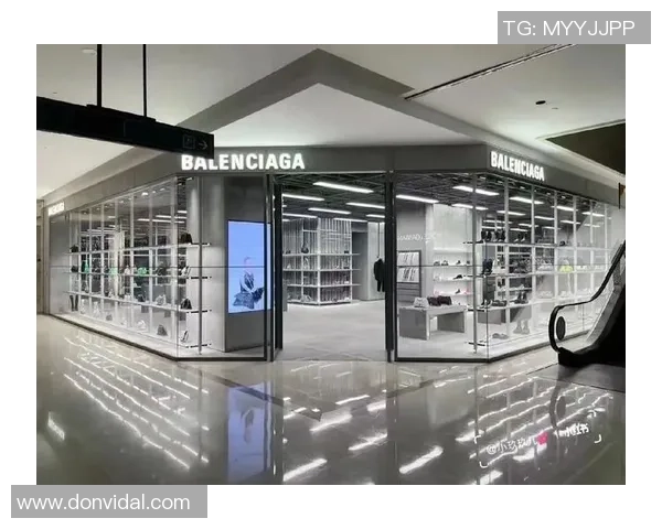 巴黎世家携手足球明星打造时尚新风潮引领潮流先锋